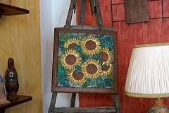 Quadro con girasoli, vaso e lampada decorati